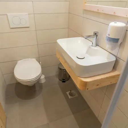 Planinska Koca Na Uskovnici Penzion Srednja Vas v Bohinju