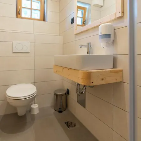 Planinska Koca Na Uskovnici Pensión *